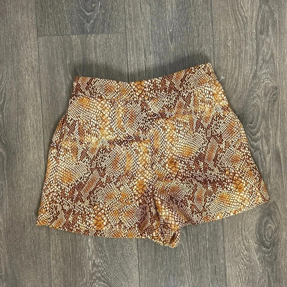 Aritzia Babaton Conan Shorts Beige Brown Snakeskin print High  Rise Waist Size 0 - Picture 2 of 11